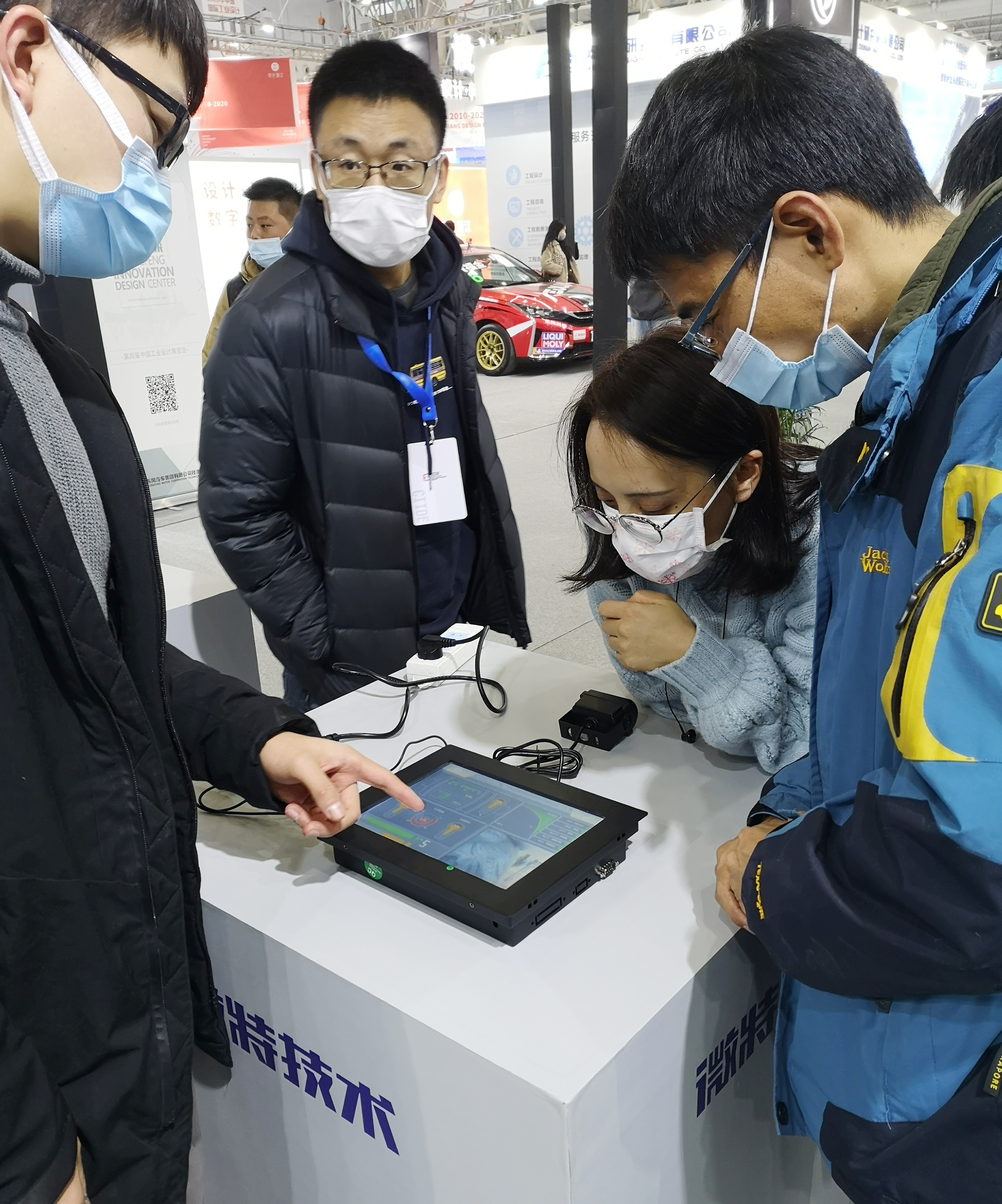 微特工程師向來賓介紹管道局環保綜合監控儀WT-W360V產品